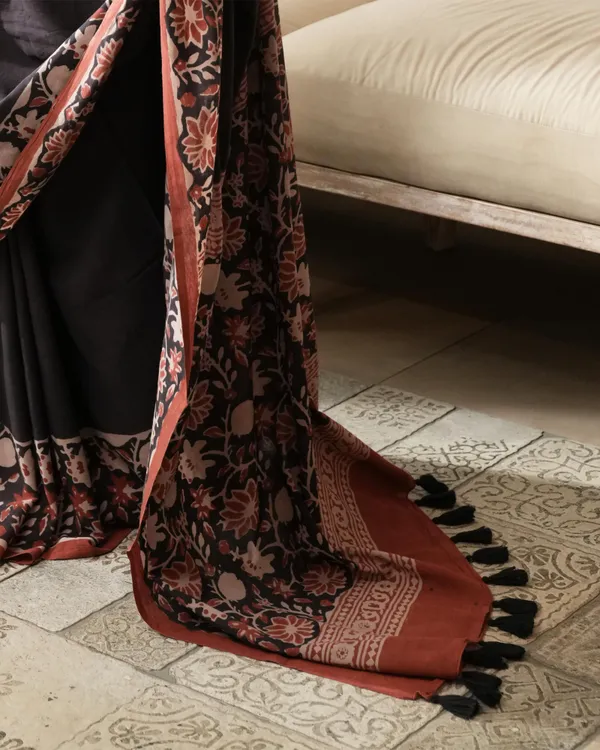 Black_Cotton_Floral_Jaal_Border_Print_Mulmul_Saree_For_Women